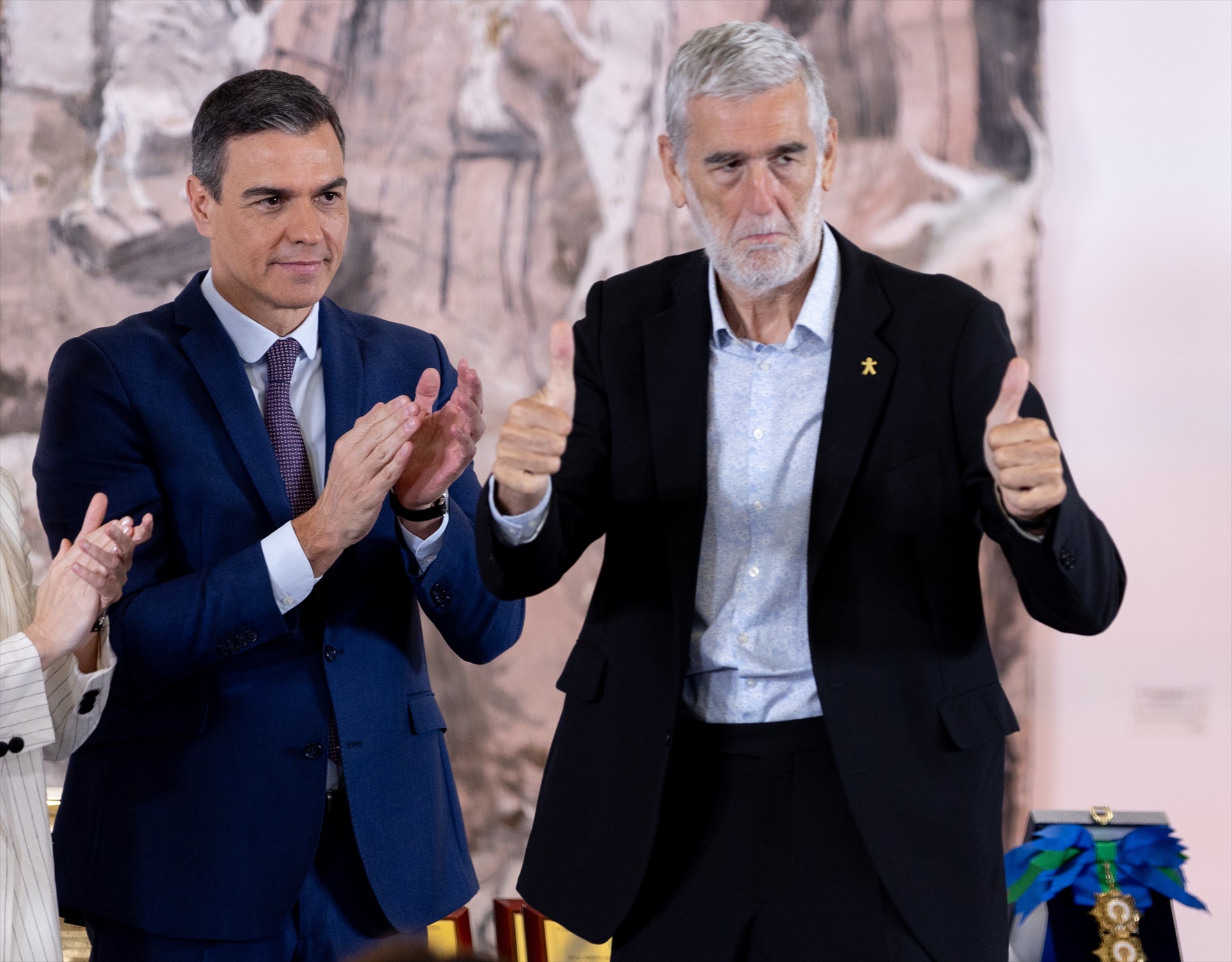 El presidente del Gobierno, Pedro Sánchez (i), aplaude al exjugador de baloncesto Juanma Iturriaga durante el acto de entrega de la Placa de Oro de la Real Orden del Mérito Deportivo a la selección española de baloncesto 1984 y la Gran Cruz de la Real Orden del Mérito Deportivo a la baloncestista Laia Palau, en el Complejo de la Moncloa, a 31 de mayo de 2024, en Madrid (España). Palau acumula un palmarés en el que, entre otras, destacan tres medallas de oro, una de plata y cuatro de bronce en el Campeonato Europeo de Baloncesto Femenino; una plata y dos bronces en el Mundial; y una plata en los Juegos Olímpicos de Río de 2016. El presidente del Gobierno, Pedro Sánchez (i), aplaude al exjugador de baloncesto Juanma Iturriaga durante el acto de entrega de la Placa de Oro de la Real Orden del Mérito Deportivo a la selección española de baloncesto 1984 y la Gran Cruz de la Real Orden del Mérito Deportivo a la baloncestista Laia Palau, en el Complejo de la Moncloa, a 31 de mayo de 2024, en Madrid (España). Palau acumula un palmarés en el que, entre otras, destacan tres medallas de oro, una de plata y cuatro de bronce en el Campeonato Europeo de Baloncesto Femenino; una plata y dos bronces en el Mundial; y una plata en los Juegos Olímpicos de Río de 2016.