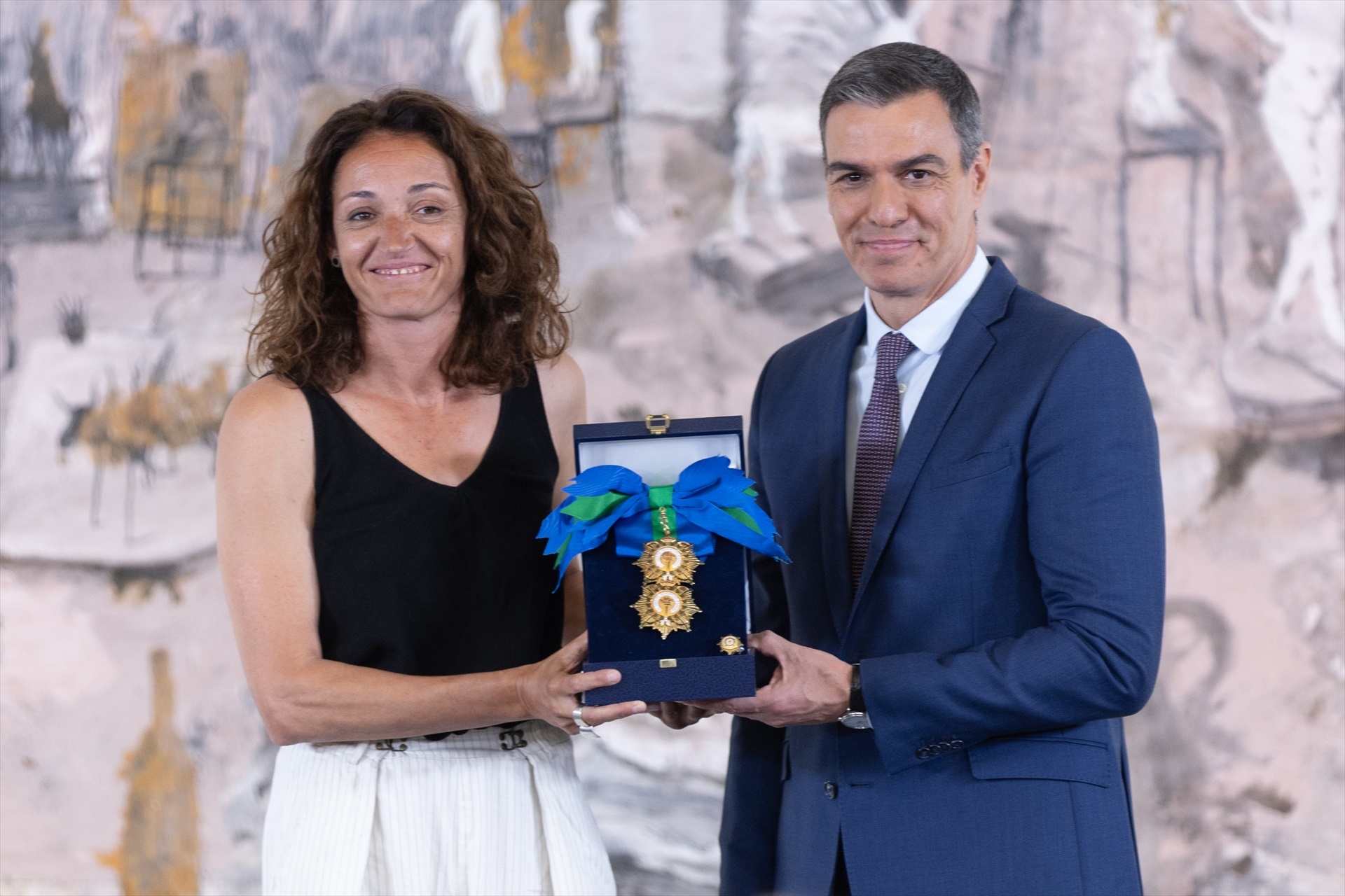 El presidente del Gobierno, Pedro Sánchez, entrega la Gran Cruz de la Real Orden del Mérito Deportivo a la baloncestista Laia Palau, en el Complejo de la Moncloa, a 31 de mayo de 2024, en Madrid (España). Palau acumula un palmarés en el que, entre otras, destacan tres medallas de oro, una de plata y cuatro de bronce en el Campeonato Europeo de Baloncesto Femenino; una plata y dos bronces en el Mundial; y una plata en los Juegos Olímpicos de Río de 2016. El presidente del Gobierno, Pedro Sánchez, entrega la Gran Cruz de la Real Orden del Mérito Deportivo a la baloncestista Laia Palau, en el Complejo de la Moncloa, a 31 de mayo de 2024, en Madrid (España). Palau acumula un palmarés en el que, entre otras, destacan tres medallas de oro, una de plata y cuatro de bronce en el Campeonato Europeo de Baloncesto Femenino; una plata y dos bronces en el Mundial; y una plata en los Juegos Olímpicos de Río de 2016.