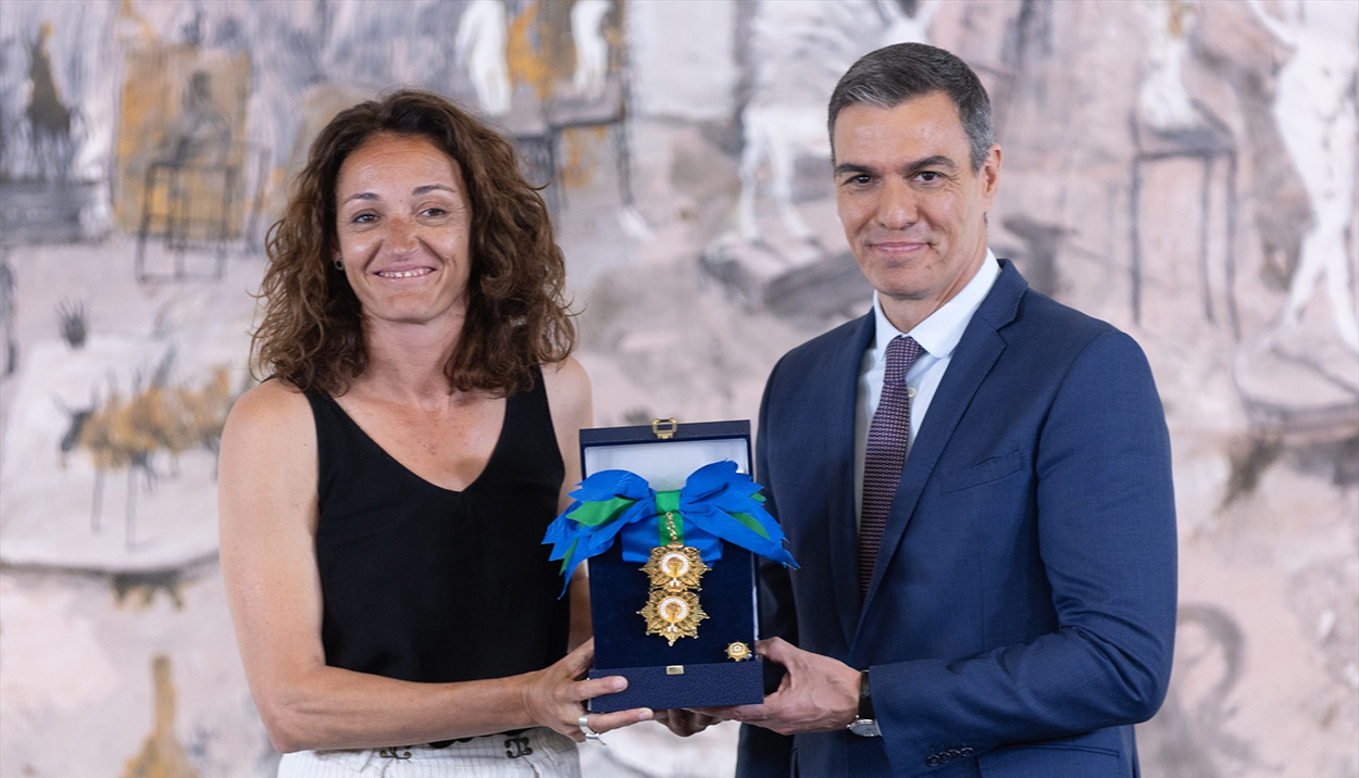 El presidente del Gobierno, Pedro Sánchez, entrega la Gran Cruz de la Real Orden del Mérito Deportivo a la baloncestista Laia Palau, en el Complejo de la Moncloa, a 31 de mayo de 2024, en Madrid (España). Palau acumula un palmarés en el que, entre otras, destacan tres medallas de oro, una de plata y cuatro de bronce en el Campeonato Europeo de Baloncesto Femenino; una plata y dos bronces en el Mundial; y una plata en los Juegos Olímpicos de Río de 2016. El presidente del Gobierno, Pedro Sánchez, entrega la Gran Cruz de la Real Orden del Mérito Deportivo a la baloncestista Laia Palau, en el Complejo de la Moncloa, a 31 de mayo de 2024, en Madrid (España). Palau acumula un palmarés en el que, entre otras, destacan tres medallas de oro, una de plata y cuatro de bronce en el Campeonato Europeo de Baloncesto Femenino; una plata y dos bronces en el Mundial; y una plata en los Juegos Olímpicos de Río de 2016.