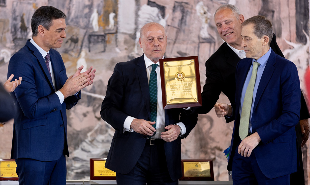 (I-D) El presidente del Gobierno, Pedro Sánchez; el exjugador de baloncesto Juan Antonio Corbalán; el exjugador de baloncesto Josep María Margall; y el exjugador de baloncesto José Luis Llorente, tras recibir el equipo la Placa de Oro de la Real Orden del Mérito Deportivo a la selección española de baloncesto 1984, en el Complejo de la Moncloa, a 31 de mayo de 2024, en Madrid (España). Palau acumula un palmarés en el que, entre otras, destacan tres medallas de oro, una de plata y cuatro de bronce en el Campeonato Europeo de Baloncesto Femenino; una plata y dos bronces en el Mundial; y una plata en los Juegos Olímpicos de Río de 2016. (I-D) El presidente del Gobierno, Pedro Sánchez; el exjugador de baloncesto Juan Antonio Corbalán; el exjugador de baloncesto Josep María Margall; y el exjugador de baloncesto José Luis Llorente, tras recibir el equipo la Placa de Oro de la Real Orden del Mérito Deportivo a la selección española de baloncesto 1984, en el Complejo de la Moncloa, a 31 de mayo de 2024, en Madrid (España). Palau acumula un palmarés en el que, entre otras, destacan tres medallas de oro, una de plata y cuatro de bronce en el Campeonato Europeo de Baloncesto Femenino; una plata y dos bronces en el Mundial; y una plata en los Juegos Olímpicos de Río de 2016.