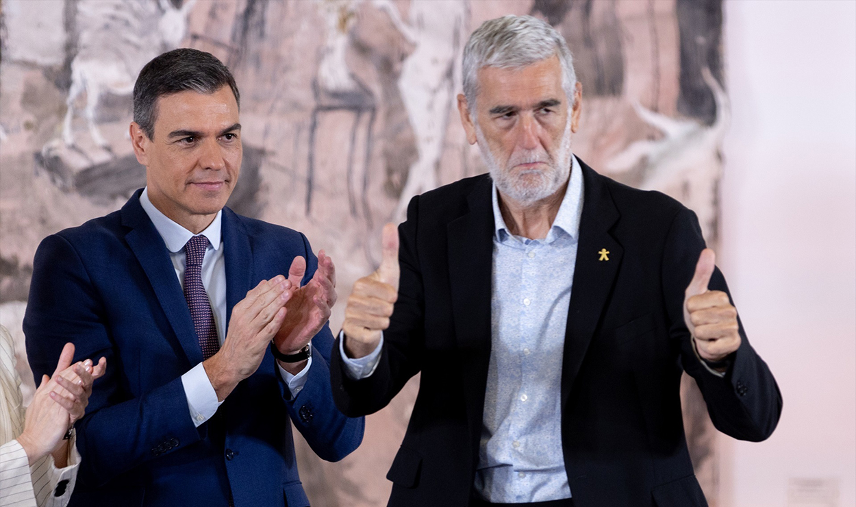 El presidente del Gobierno, Pedro Sánchez (i), aplaude al exjugador de baloncesto Juanma Iturriaga durante el acto de entrega de la Placa de Oro de la Real Orden del Mérito Deportivo a la selección española de baloncesto 1984 y la Gran Cruz de la Real Orden del Mérito Deportivo a la baloncestista Laia Palau, en el Complejo de la Moncloa, a 31 de mayo de 2024, en Madrid (España). Palau acumula un palmarés en el que, entre otras, destacan tres medallas de oro, una de plata y cuatro de bronce en el Campeonato Europeo de Baloncesto Femenino; una plata y dos bronces en el Mundial; y una plata en los Juegos Olímpicos de Río de 2016. El presidente del Gobierno, Pedro Sánchez (i), aplaude al exjugador de baloncesto Juanma Iturriaga durante el acto de entrega de la Placa de Oro de la Real Orden del Mérito Deportivo a la selección española de baloncesto 1984 y la Gran Cruz de la Real Orden del Mérito Deportivo a la baloncestista Laia Palau, en el Complejo de la Moncloa, a 31 de mayo de 2024, en Madrid (España). Palau acumula un palmarés en el que, entre otras, destacan tres medallas de oro, una de plata y cuatro de bronce en el Campeonato Europeo de Baloncesto Femenino; una plata y dos bronces en el Mundial; y una plata en los Juegos Olímpicos de Río de 2016.