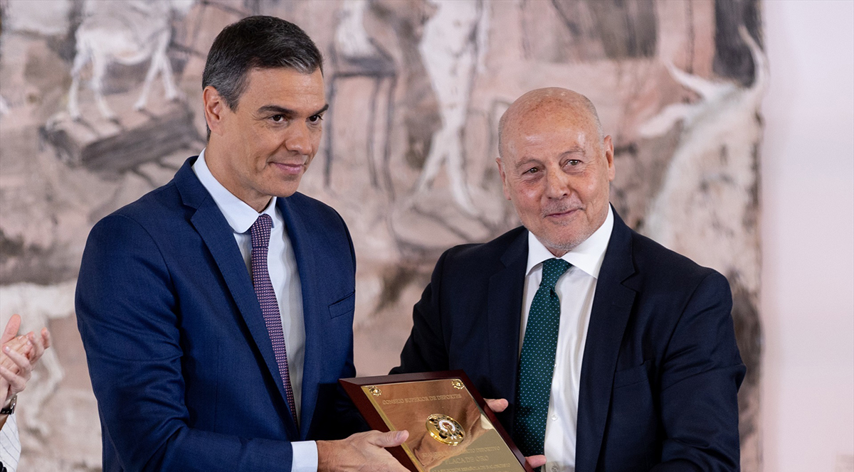 El presidente del Gobierno, Pedro Sánchez (i), y el exjugador de baloncesto Juan Antonio Corbalán (d), durante el acto de entrega de la Placa de Oro de la Real Orden del Mérito Deportivo a la selección española de baloncesto 1984 y la Gran Cruz de la Real Orden del Mérito Deportivo a la baloncestista Laia Palau, en el Complejo de la Moncloa, a 31 de mayo de 2024, en Madrid (España). Palau acumula un palmarés en el que, entre otras, destacan tres medallas de oro, una de plata y cuatro de bronce en el Campeonato Europeo de Baloncesto Femenino; una plata y dos bronces en el Mundial; y una plata en los Juegos Olímpicos de Río de 2016. El presidente del Gobierno, Pedro Sánchez (i), y el exjugador de baloncesto Juan Antonio Corbalán (d), durante el acto de entrega de la Placa de Oro de la Real Orden del Mérito Deportivo a la selección española de baloncesto 1984 y la Gran Cruz de la Real Orden del Mérito Deportivo a la baloncestista Laia Palau, en el Complejo de la Moncloa, a 31 de mayo de 2024, en Madrid (España). Palau acumula un palmarés en el que, entre otras, destacan tres medallas de oro, una de plata y cuatro de bronce en el Campeonato Europeo de Baloncesto Femenino; una plata y dos bronces en el Mundial; y una plata en los Juegos Olímpicos de Río de 2016.