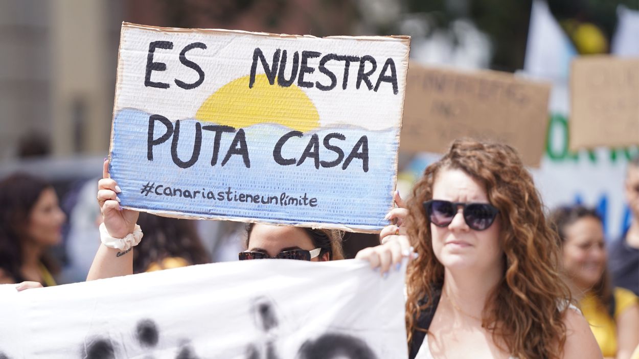 Otro cartel de protesta contra el turismo masivo en Canarias. EP.