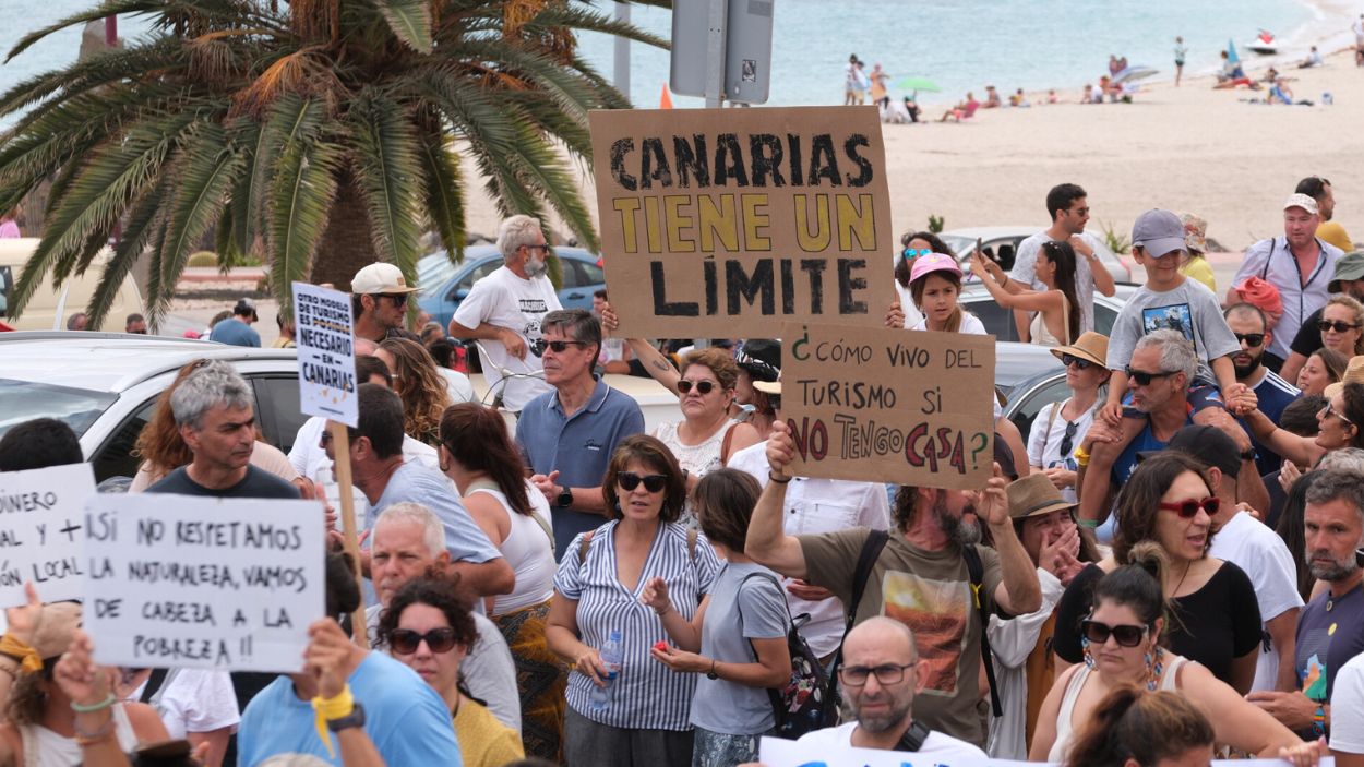 Decenas de personas se manifiestan en Canarias. EP.