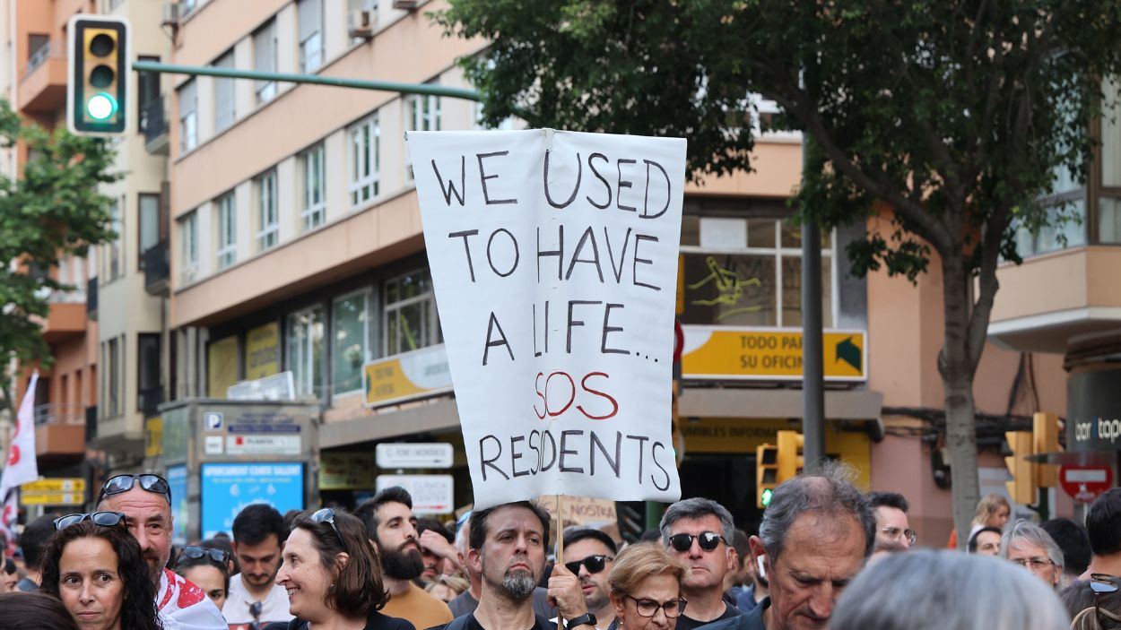 Pancarta en inglés de la manifestación en Baleares. EP.