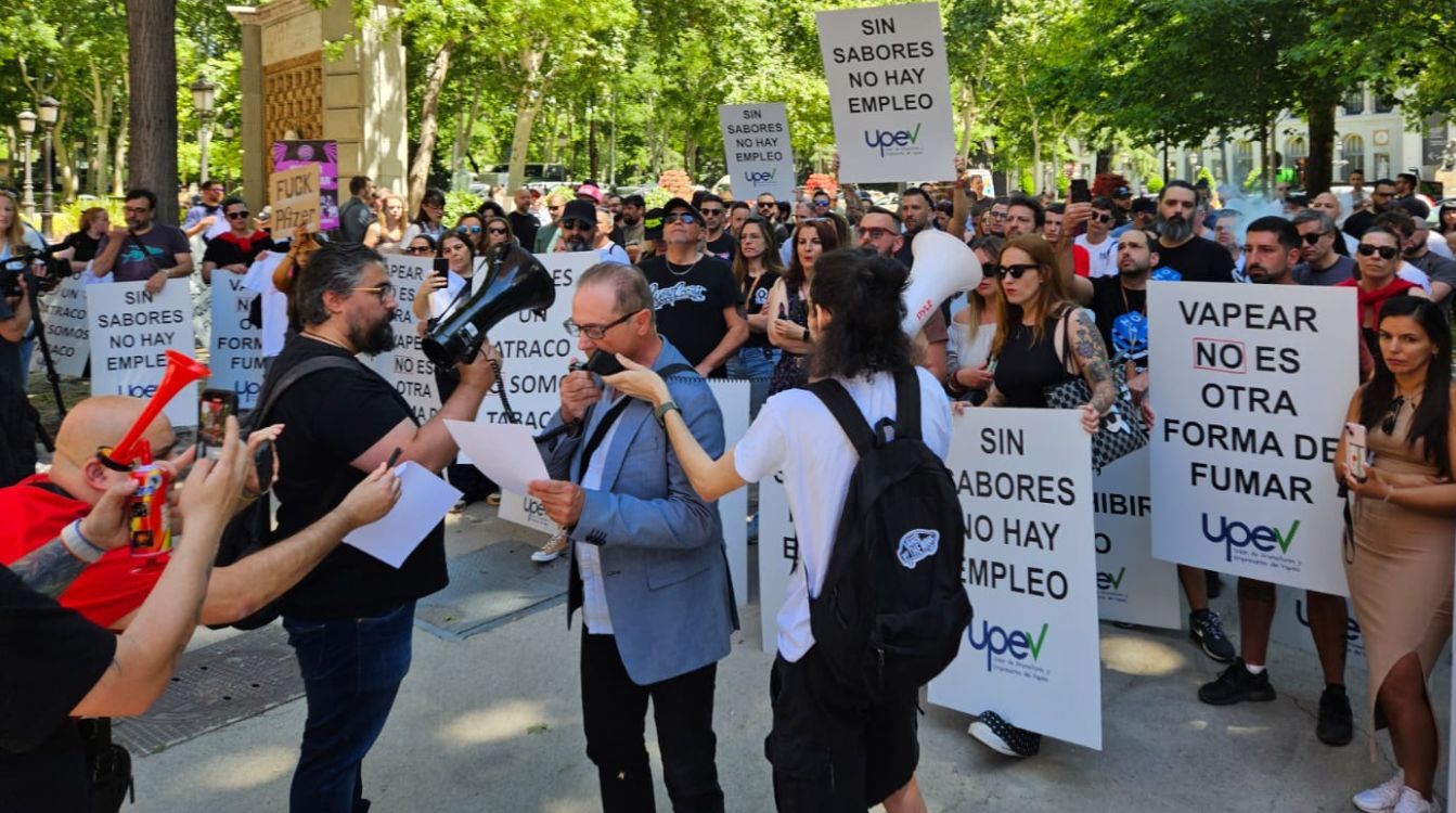 Un momento de la concentración del sector de los vapeadores ante el Ministerio de Sanidad. (Foto: web de la UPEV) 