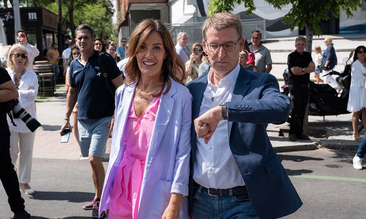 El presidente del PP, Alberto Núñez Feijóo, junto a su esposa Eva Cárdenas.