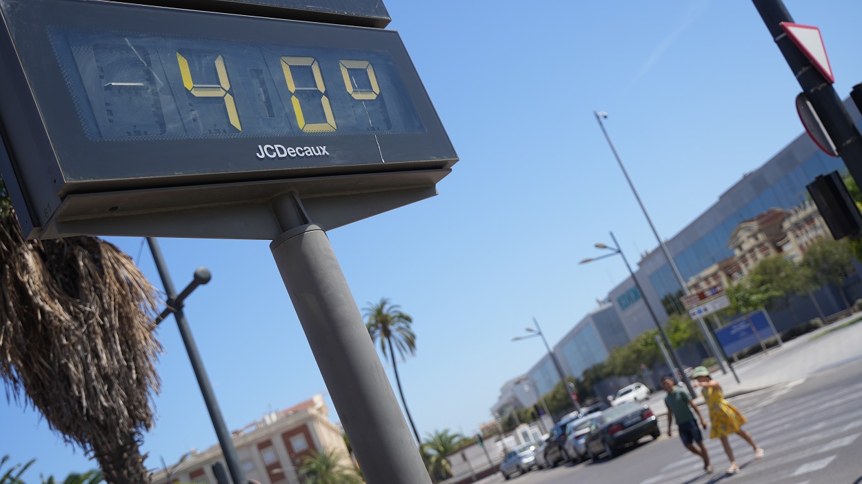 Un termómetro callejero indicando 40 grados en Valencia. EP