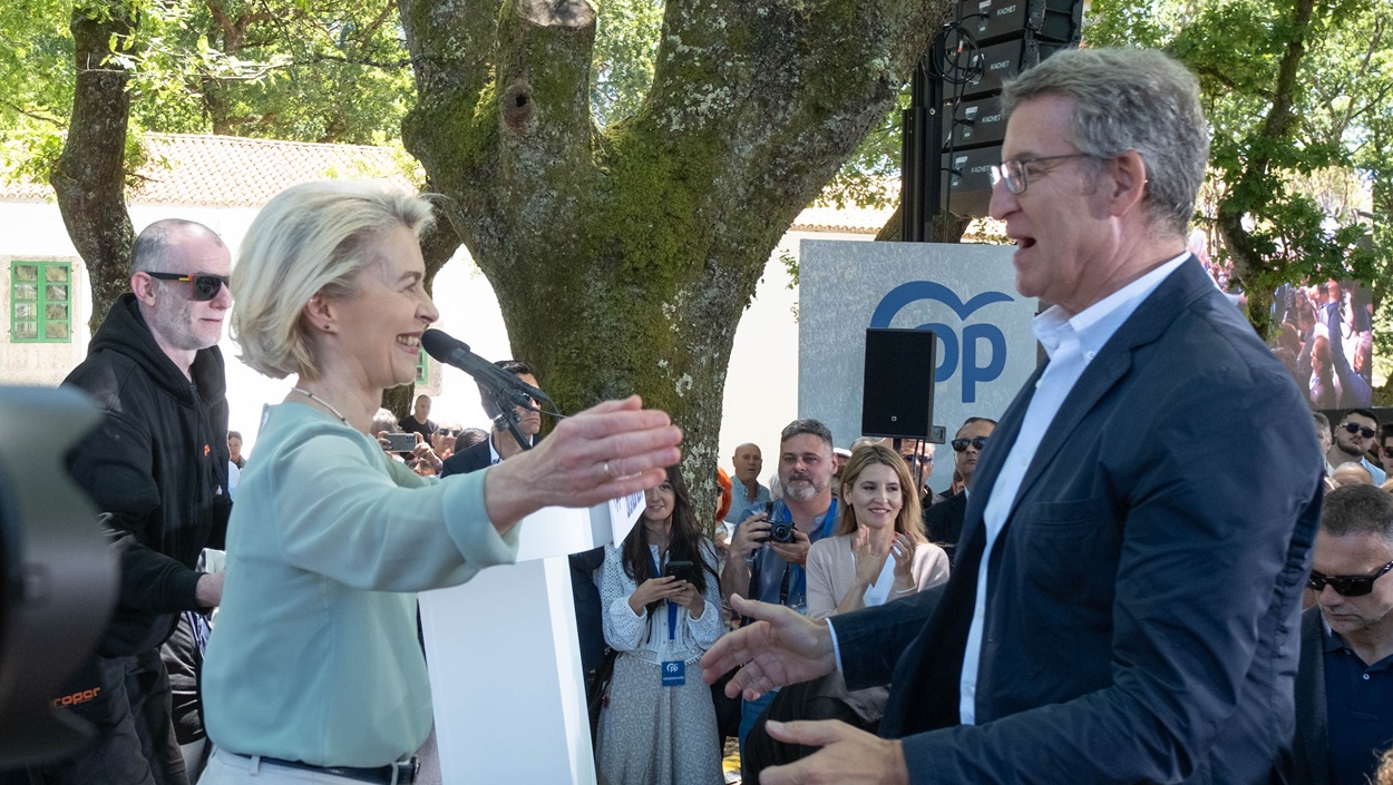 La presidenta de la Comisión Europea, Ursula Von der Leyen, y el presidente del Partido Popular, Alberto Núñez Feijóo, durante un acto de campaña del Partido Popular, en la carballeira da Madalena, a 1 de junio de 2024, en O Pino, A Coruña, Galicia (España). EP.