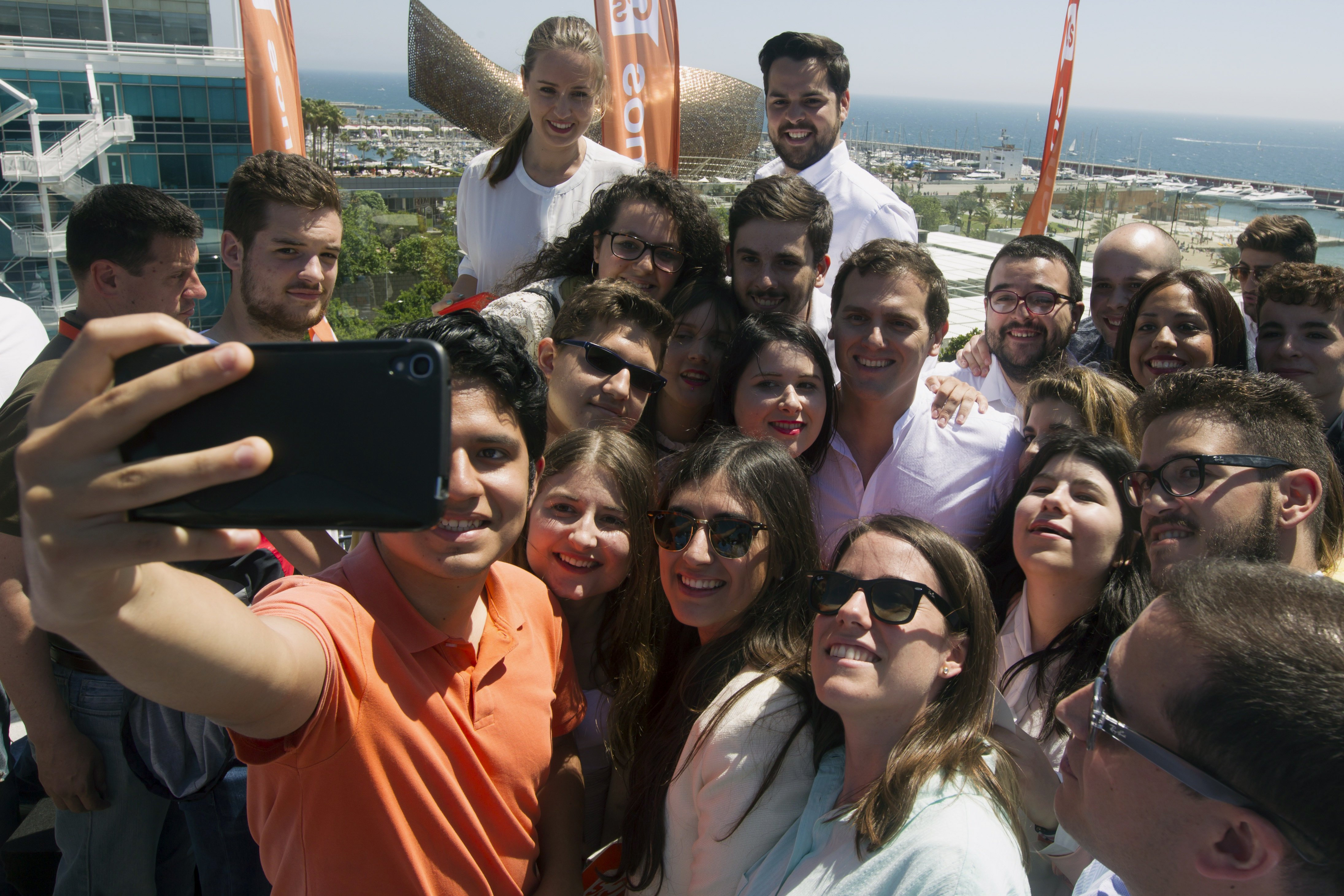 Albert Rivera con un grupo de jóvenes, colectivo al que parece que van dirigidas las palabras sobre su juventud. 