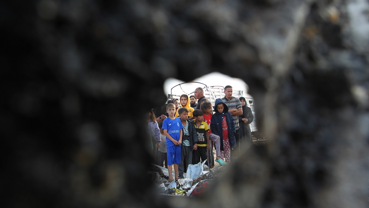 Personas en el lugar de un ataque israelí en Rafah. EP