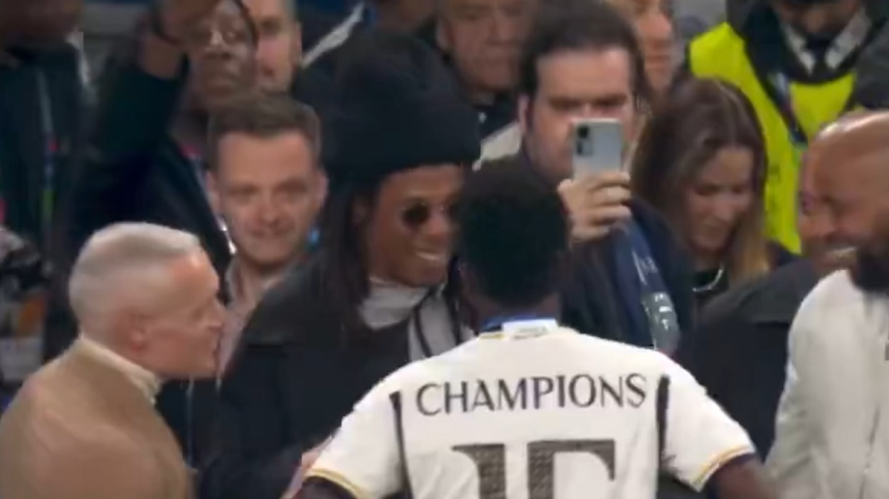 Vinicius saludando a Jay-Z tras el partido. RTVE