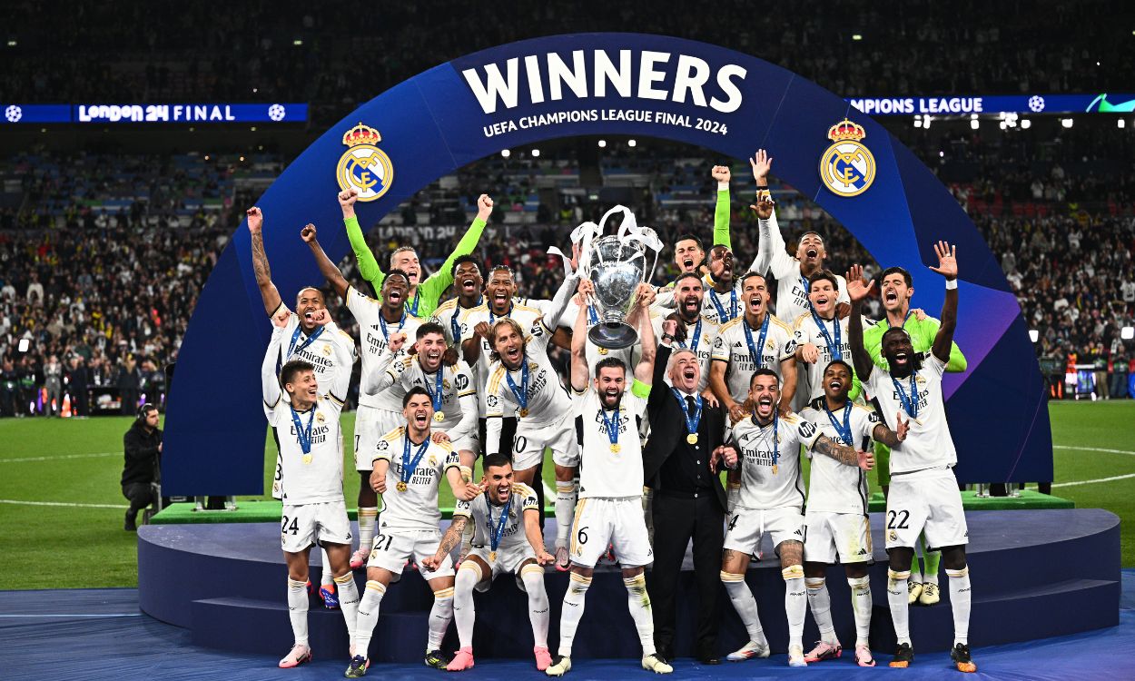 Nacho levanta la decimoquinta Copa de Europa del Real Madrid. EP