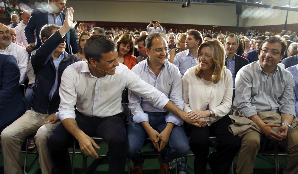 Pedro Sánchez junto a otros miembros del partido como Susana Díaz, Guillermo Fernández Vara y César Luena. 