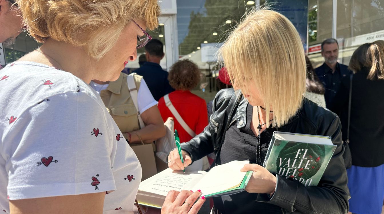 La escritora Ane Odriozola ha estado por primera vez en la Feria del Libro de Madrid firmando ejemplares de su novela 'El valle del hierro'