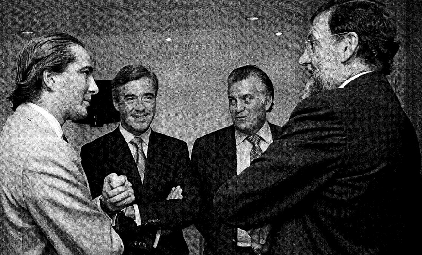 Mariano Rajoy conversa con el arquitecto Urguijo, ante la presencia de Bárcenas y Acebes en la sede Génova, reformada con dinero de la caja B en parte. Foto Sumario Gürtel