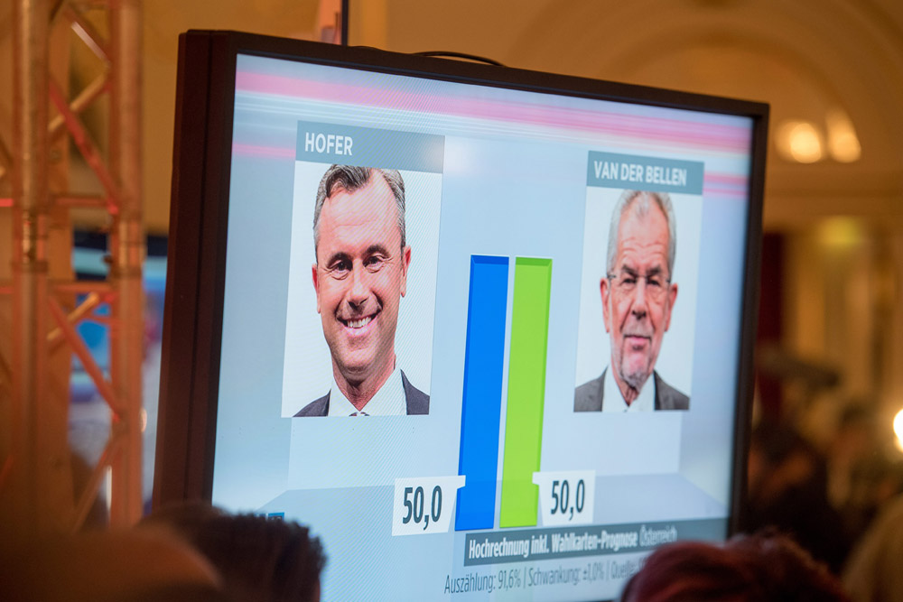 Un monitor de televisión reflejaba este domingo los resultados provisionales de las elecciones a la presidencia austriaca, tras el cierre de los colegios electorales.