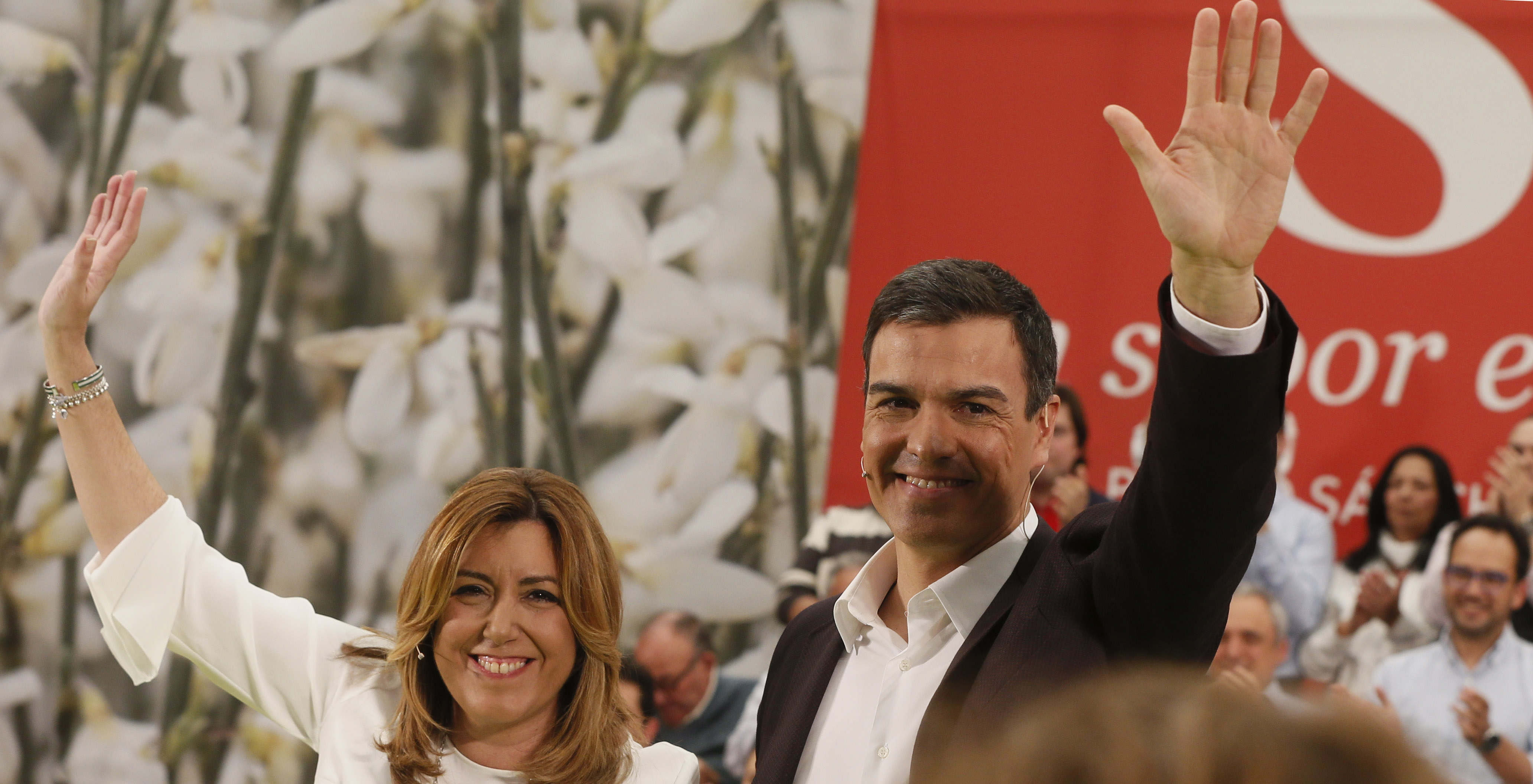 El secretario general del PSOE, Pedro Sánchez, junto a la presidenta de Andalucía, Susana Díaz (i). 