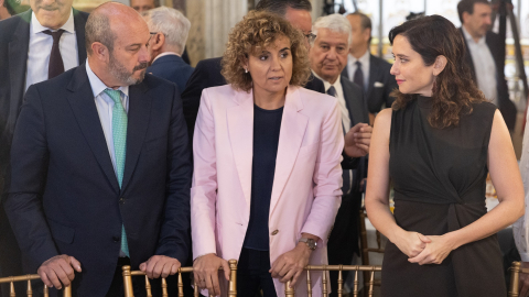 (I-D) El presidente del Senado, Pedro Rollán; la candidata del PP a las elecciones europeas, Dolors Montserrat y la presidenta de la Comunidad de Madrid y del PP de Madrid, Isabel Díaz Ayuso, llegan a un desayuno informativo organizado por Nueva Economía Fórum, a 4 de junio de 2024, en Madrid (España). Durante el desayuno, han presentado a la candidata del PP a las elecciones europeas del próximo domingo leer más 9 de junio.