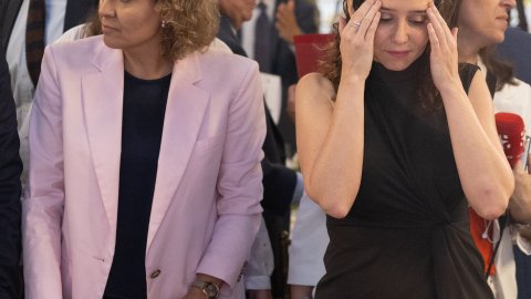 La candidata del PP a las elecciones europeas, Dolors Montserrat (i) y la presidenta de la Comunidad de Madrid y del PP de Madrid, Isabel Díaz Ayuso (d), llegan a un desayuno informativo organizado por Nueva Economía Fórum, a 4 de junio de 2024, en Madrid (España). Durante el desayuno, han presentado a la candidata del PP a las elecciones europeas del próximo domingo 9 de junio.