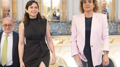 La presidenta de la Comunidad de Madrid y del PP de Madrid, Isabel Díaz Ayuso (i) y la candidata del PP a las elecciones europeas, Dolors Montserrat (d), llegan a un desayuno informativo organizado por Nueva Economía Fórum, a 4 de junio de 2024, en Madrid (España). Durante el desayuno, han presentado a la candidata del PP a las elecciones europeas del próximo domingo 9 de junio.