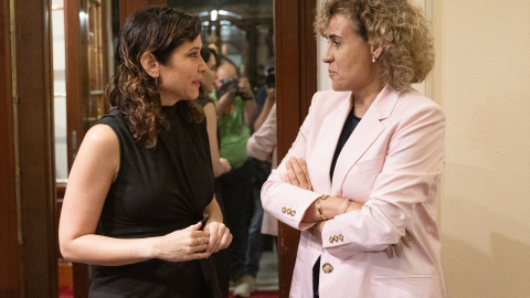 La presidenta de la Comunidad de Madrid y del PP de Madrid, Isabel Díaz Ayuso (i) y la candidata del PP a las elecciones europeas, Dolors Montserrat (d), llegan a un desayuno informativo organizado por Nueva Economía Fórum, a 4 de junio de 2024, en Madrid (España). Durante el desayuno, han presentado a la candidata del PP a las elecciones europeas del próximo domingo 9 de junio.