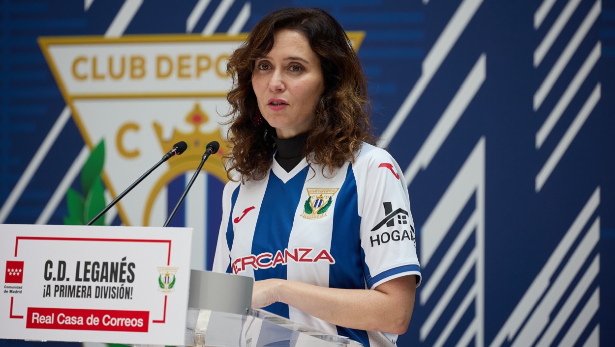 La presidenta de la Comunidad de Madrid, Isabel Díaz Ayuso, interviene durante el recibimiento de los jugadores, cuerpo técnico y directiva del Club Deportivo Leganés. EP.