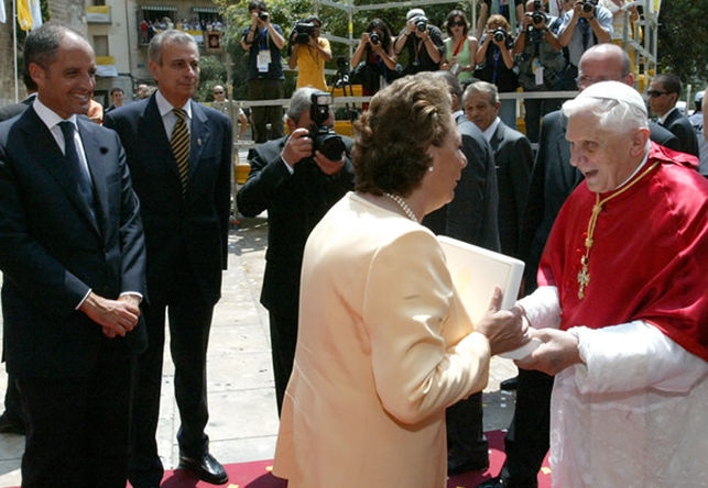Rita Barberá saluda al papa Benedicto XVI en presencia de Camps durante su visita a Valencia.