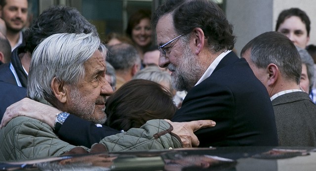 Adriano Marqués de Magallanes abraza a Mariano Rajoy