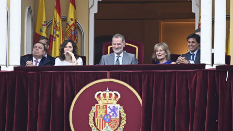 El Rey Felipe IV preside la corrida de toros de la prensa en la plaza de las Ventas acompañado por Isabel Díaz Ayuso, María Rey, Francisco Rivera y Luis Planas, a 5 de junio de 2024, en Madrid (España) 