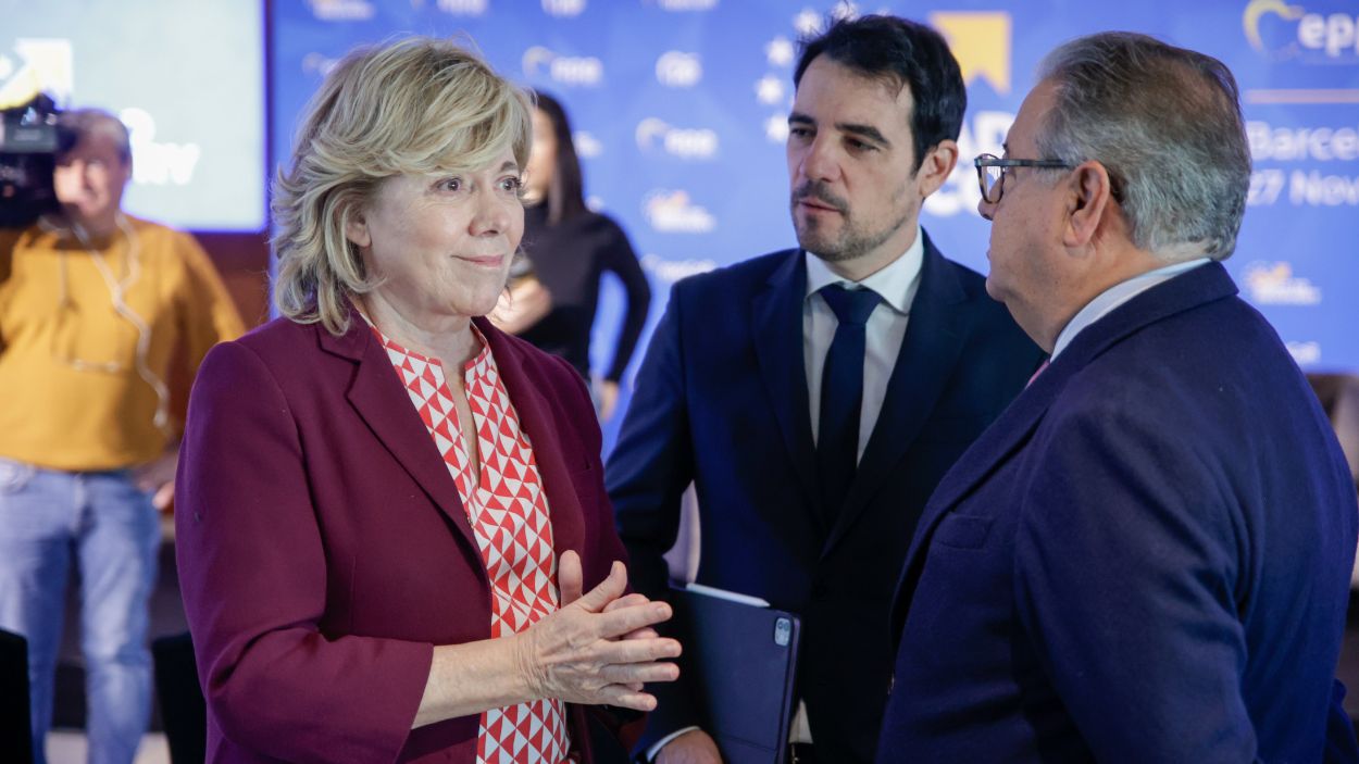 La eurodiputada del PP Pilar del Castillo; el presidente provincial del PP en Barcelona, Manuel Reyes, y el eurodiputado popular Juan Ignacio Zoido, conversan durante una conferencia del Partido P