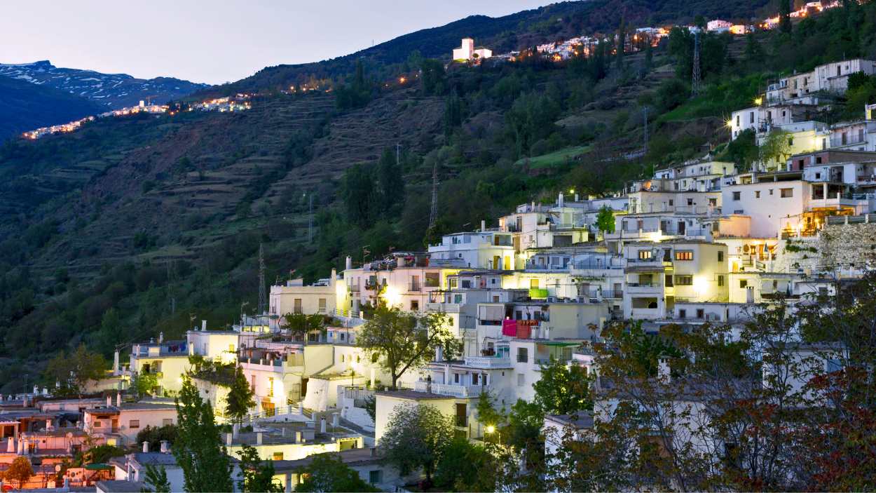 Pampaneira, el pueblo de Granada donde encontrarás pareja si bebes de su fuente de los deseos