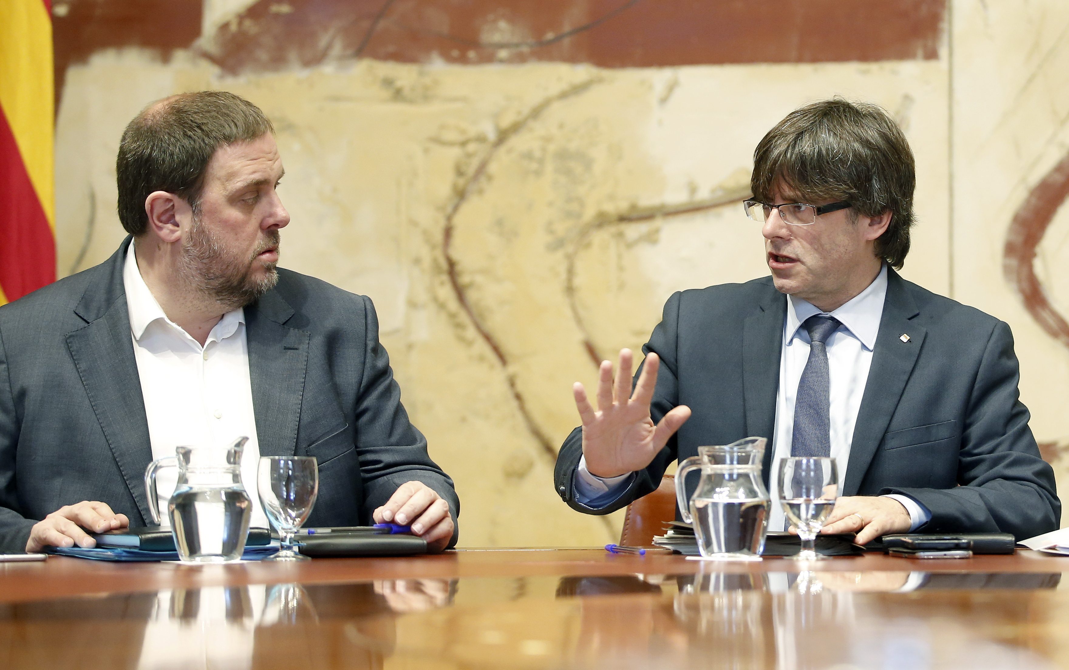 El presidente de la Generalitat, Carles Puigdemont (d), y el vicepresidente del Govern, Oriol Junqueras (i).