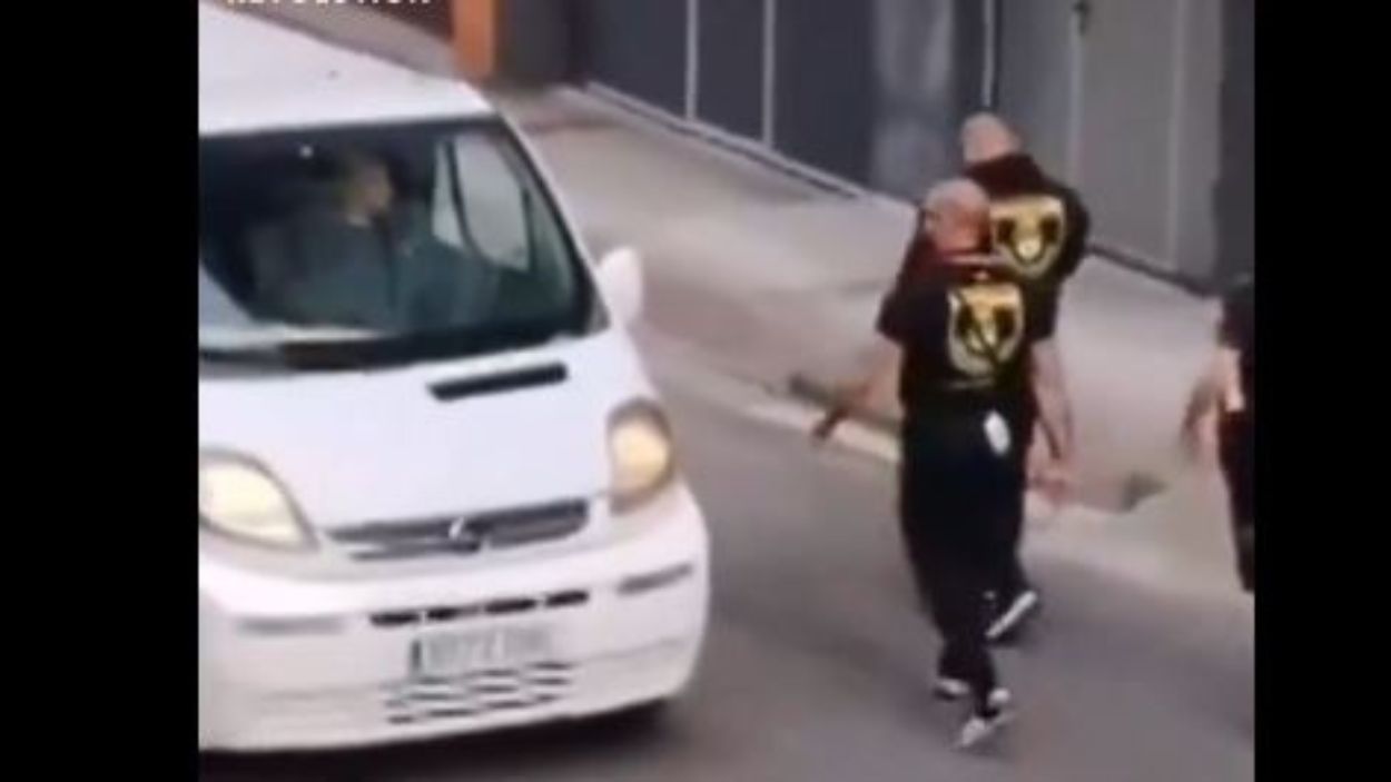 Miembros de Desokupacyl, desalojados por los vecinos de Andoain y Soraluze. Twitter. 