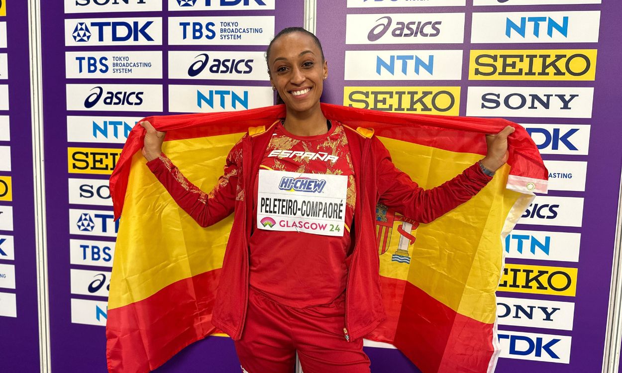 Ana Peleteiro celebra si bronce en triple salto en el Mundial de pista cubierta de Glasgow. EP