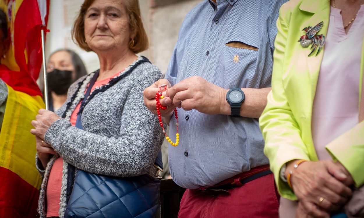 Varias personas durante una concentración para rezar colectivamente el rosario, a las puertas de la iglesia del Inmaculado Corazón de María, a 8 de junio de 2024, en Madrid (España). EP