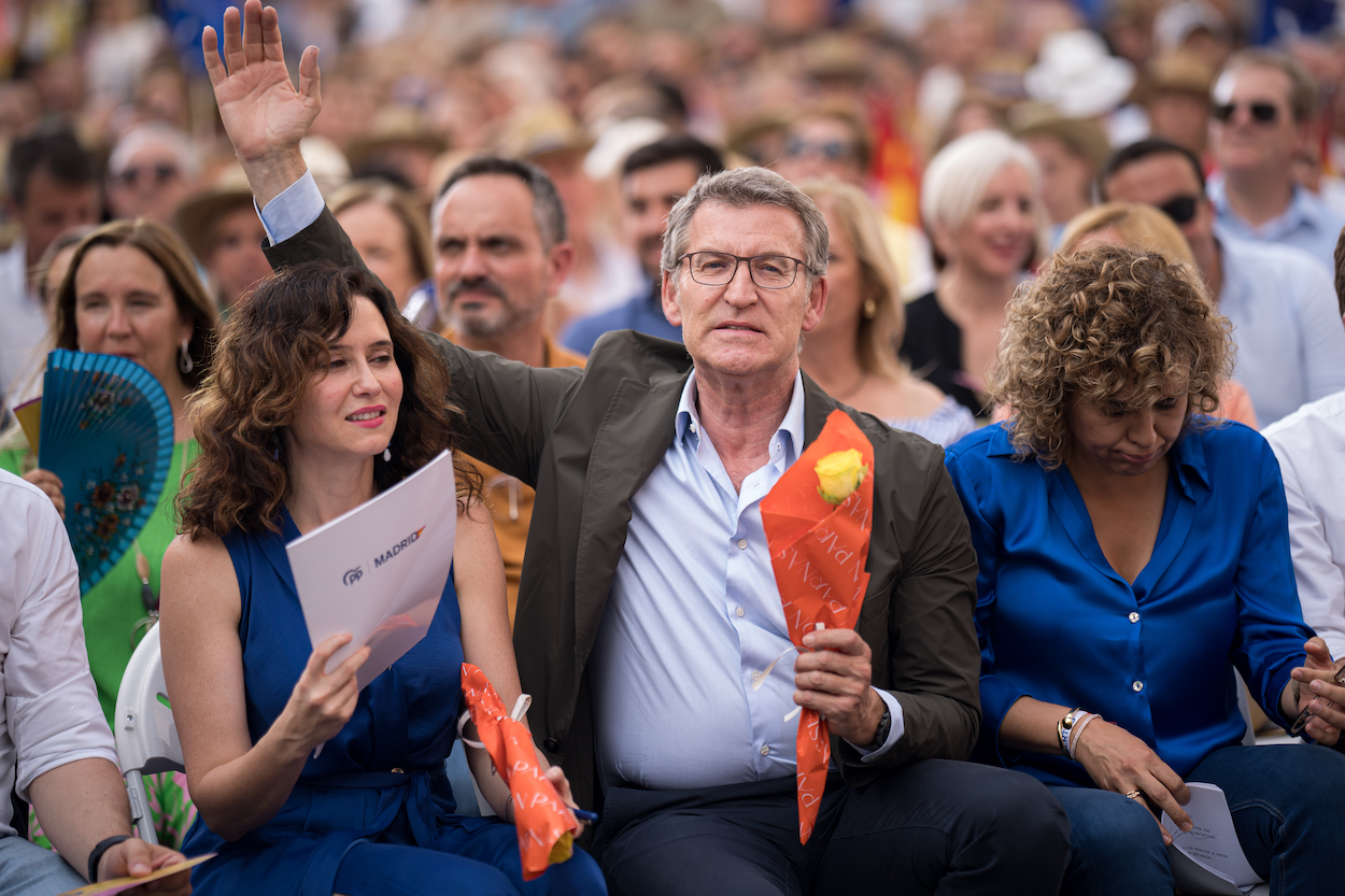 La presidenta de la Comunidad de Madrid, Isabel Díaz Ayuso, el líder del PP, Alberto Núñez Feijóo, y la cabeza de lista Dolors Monserrat en un acto de de campaña. DIEGO RADAMÉS/EP
