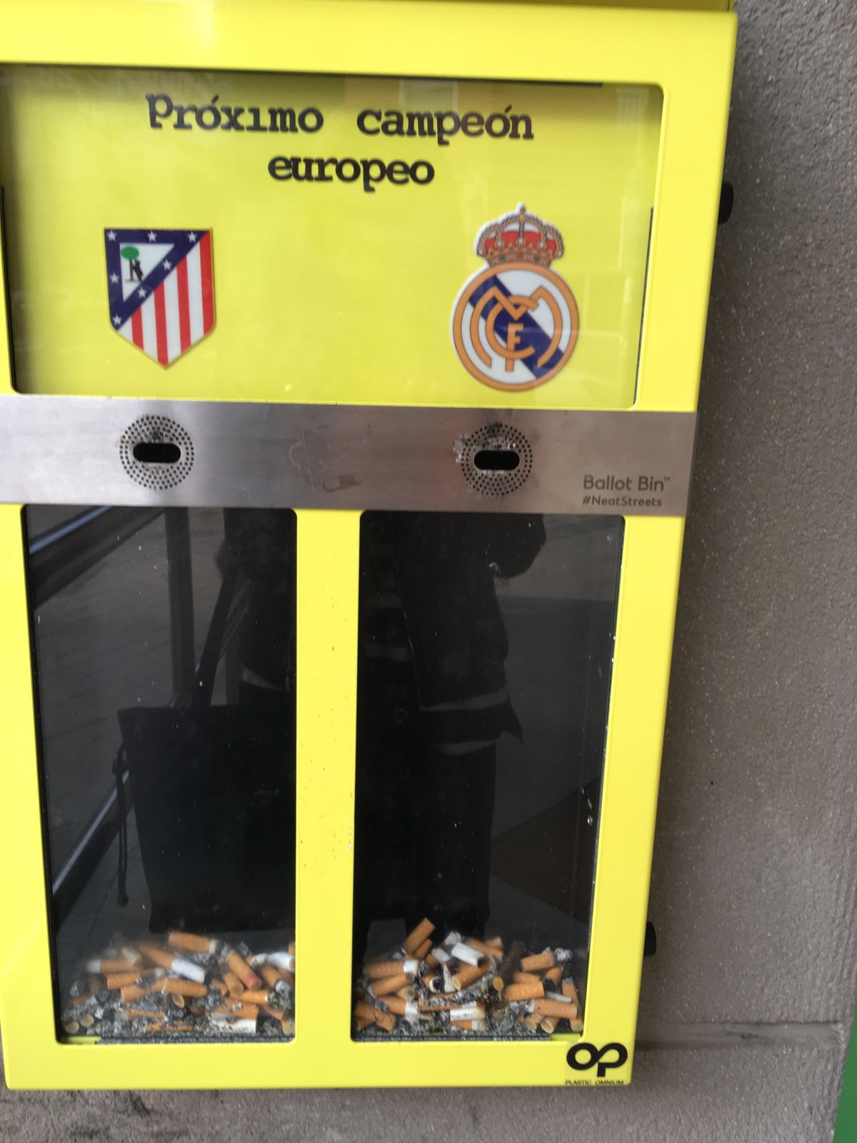 Papelera con 'votación' en la calle Bustamante