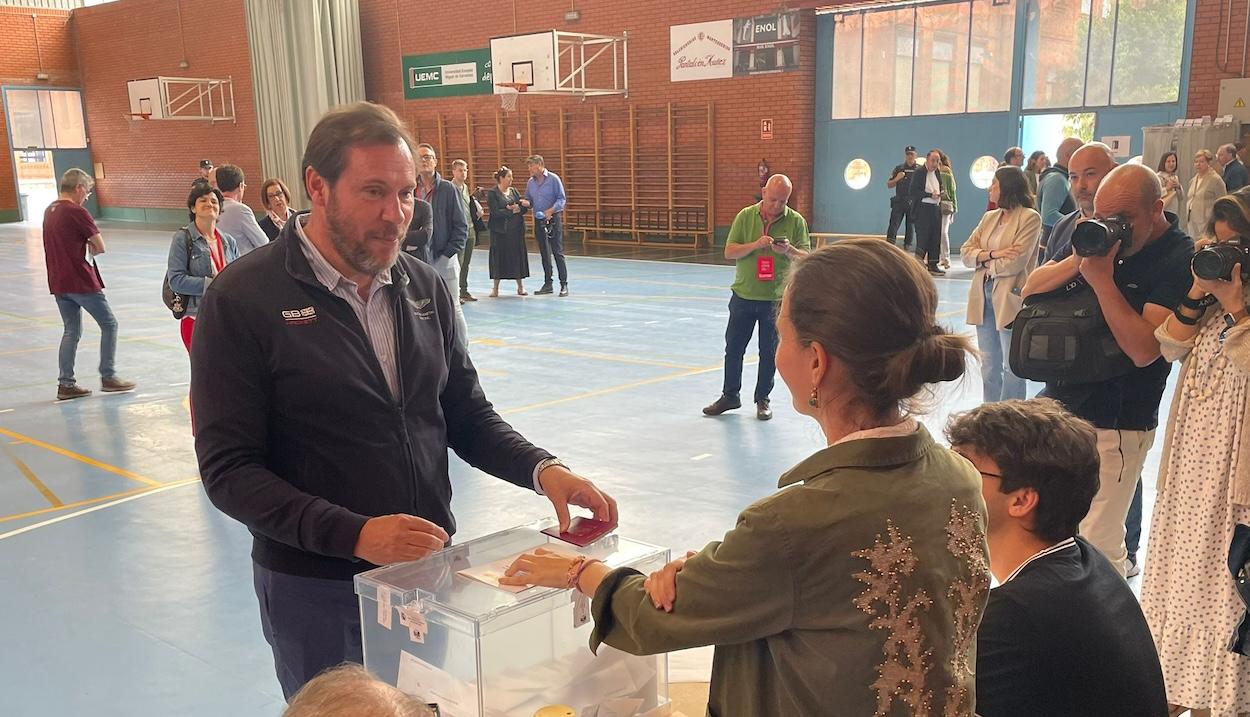 Óscar puente depositando su voto