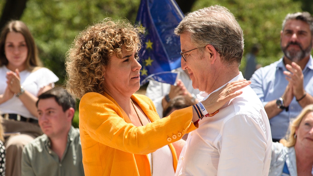 El presidente del PP, Alberto Núñez Feijóo, y la candidata del PP a las elecciones europeas, Dolors Montserrat, durante un acto del PP. Archivo/EP.