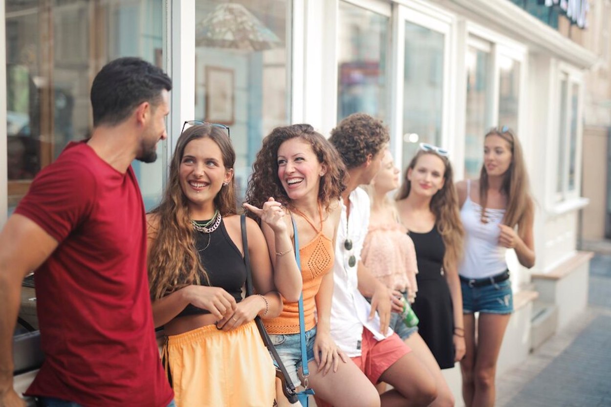 Un grupo de jóvenes conversan en la calle