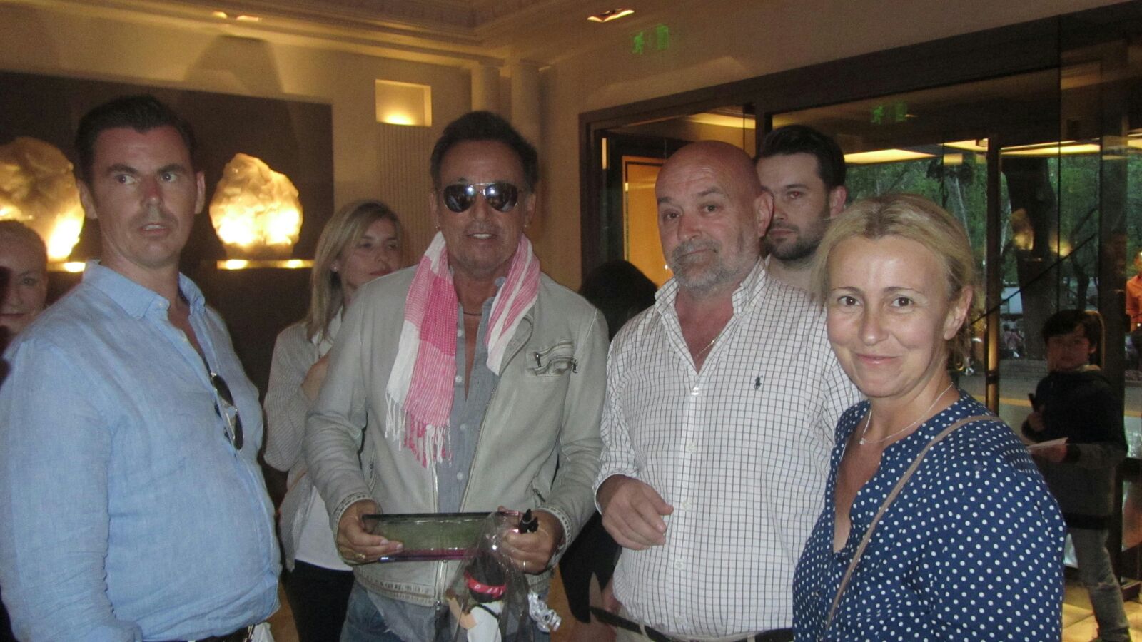 El alcalde de Peralejo de las Truchas, Timoteo Madrid, junto a Bruce Springsteen.