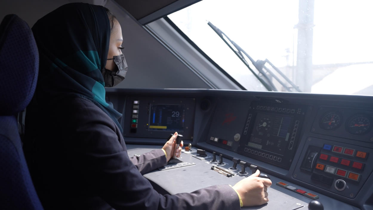 Una de las mujeres saudíes participantes en el programa de formación de Renfe