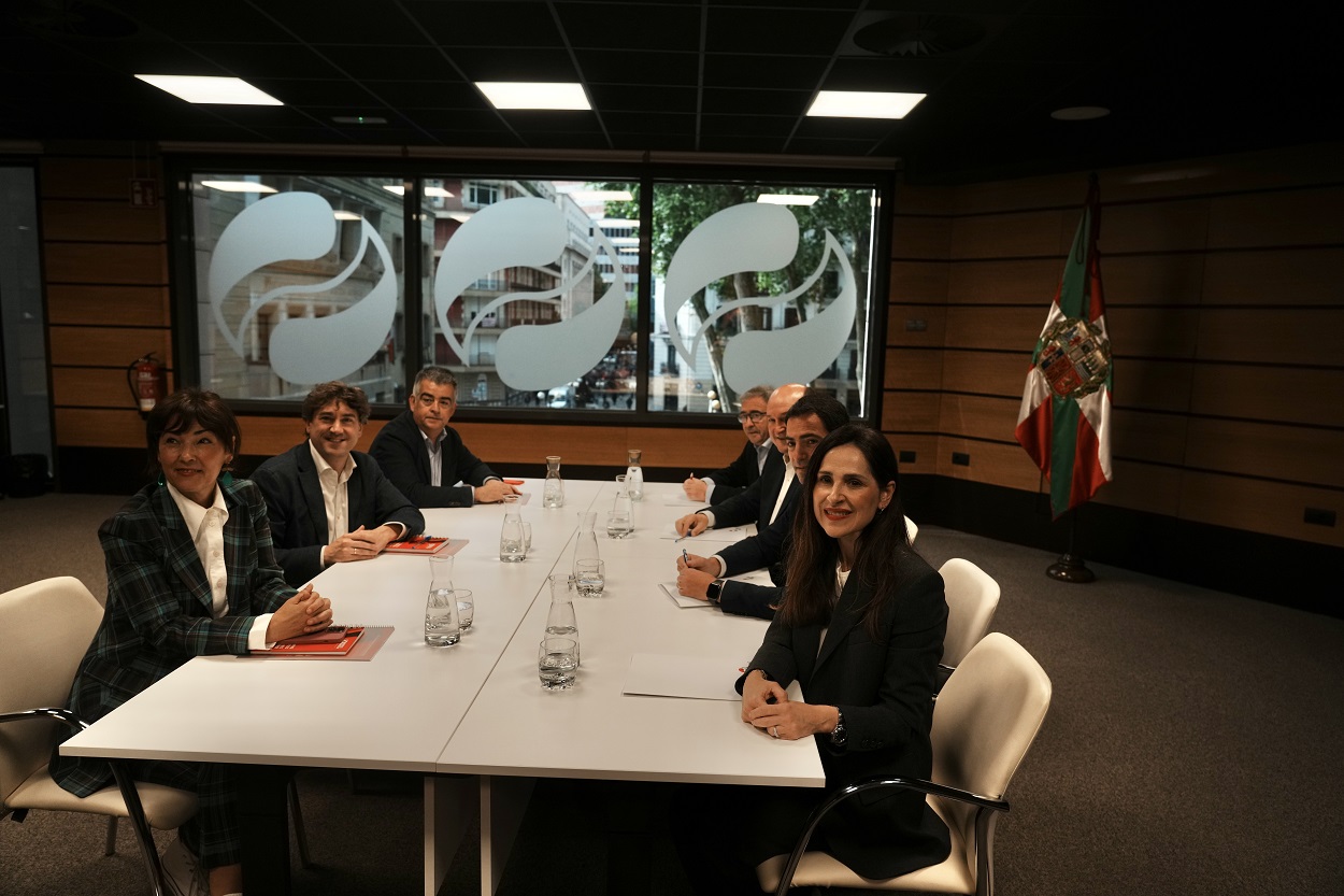 El secretario general del PSE-EE y candidato del partido a lehendakari, Eneko Andueza (2i), y el candidato a Lehendakari, Imanol Pradales (2d), durante su encuentro para conversar de cara a formar un gobierno en el País Vasco. EP