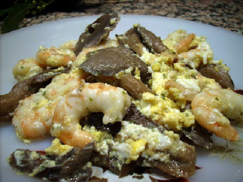 Revuelto de setas con langostinos y costillar de chuletas de cerdo