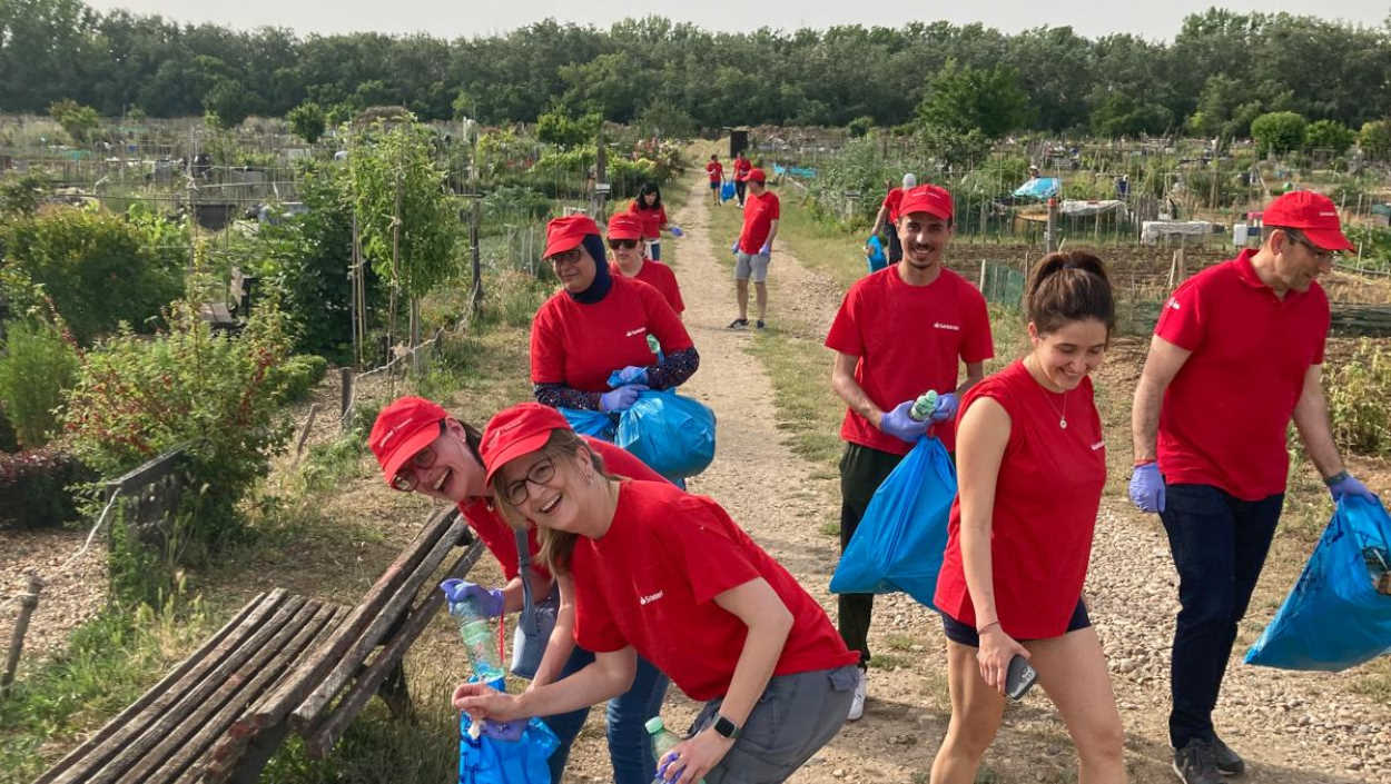 Voluntarios de Banco Santander participan en la recogida de basura del programa Santander Natura