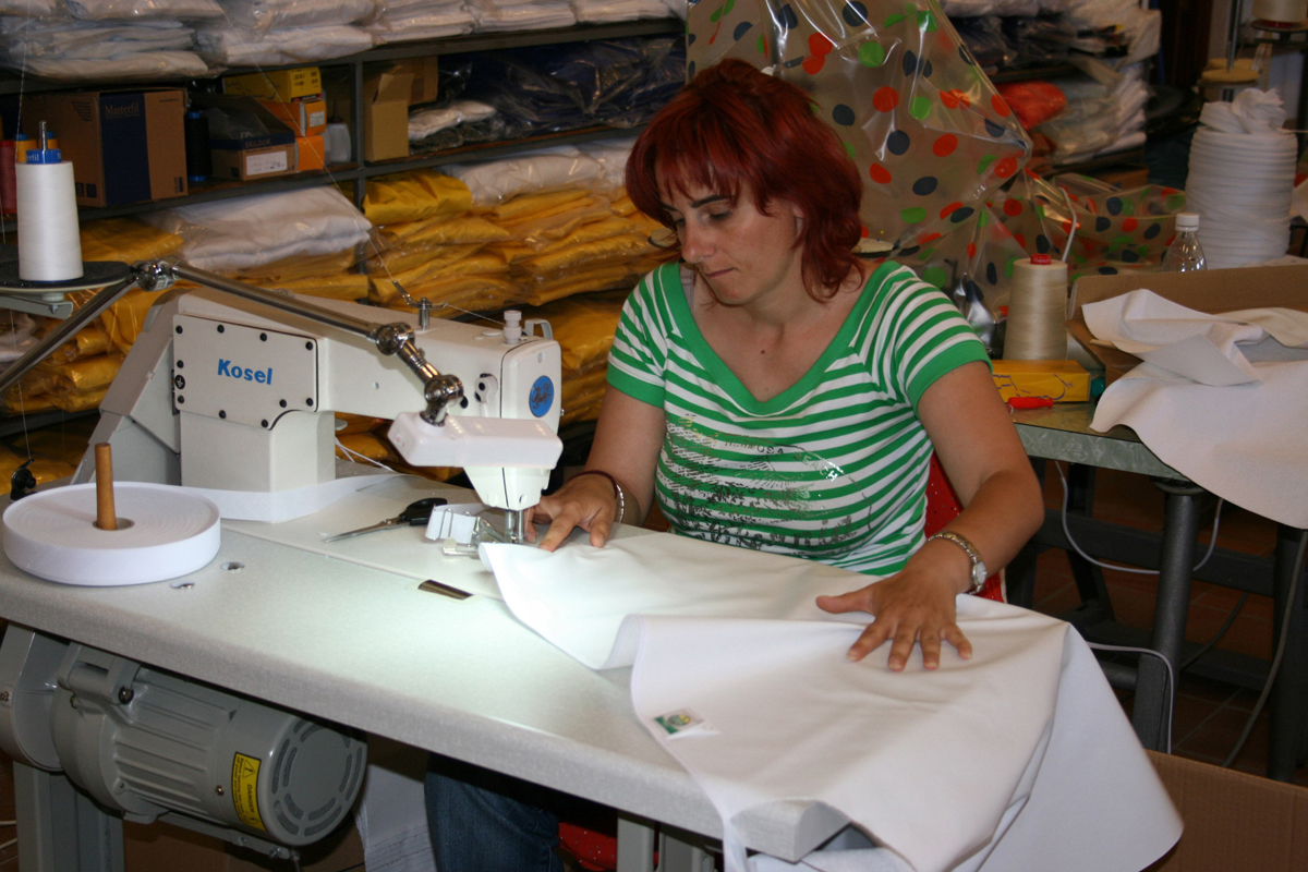 Una trabajadora de la cooperativa textil de Serradilla del Arroyo