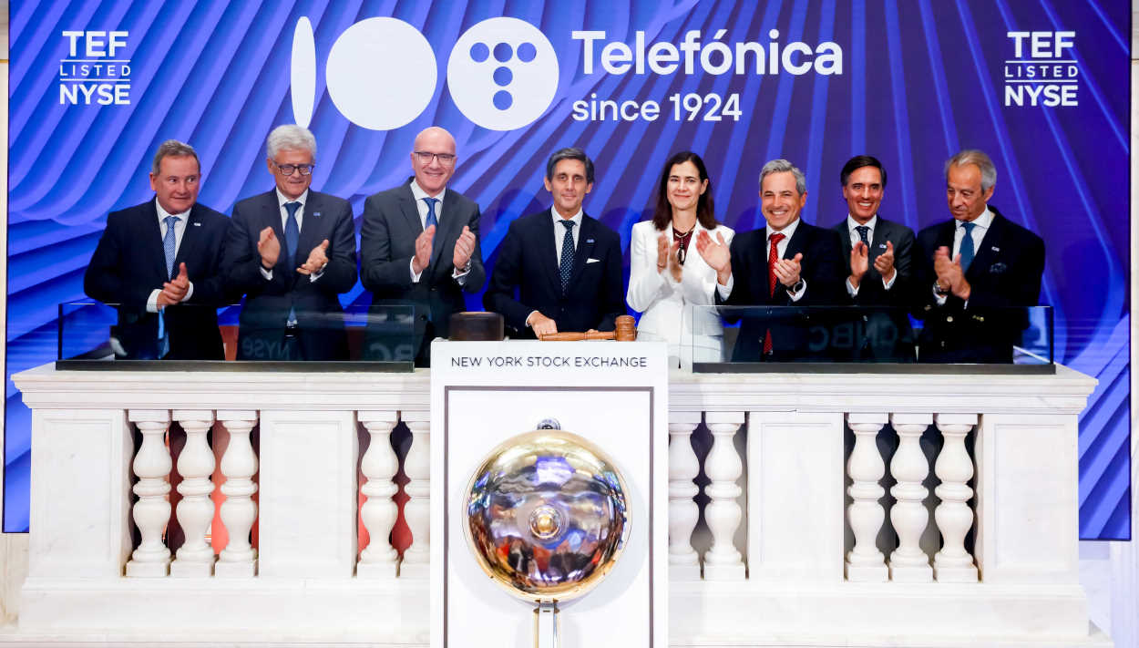 El equipo directivo de Telefónica, con José María Álvarez Pallete al frente, toca la campana al cierre de Wall Street. Fuente NYSE El equipo directivo de Telefónica, con José María Álvarez Pallete al frente, toca la campana al cierre de Wall Street. Fuente NYSE