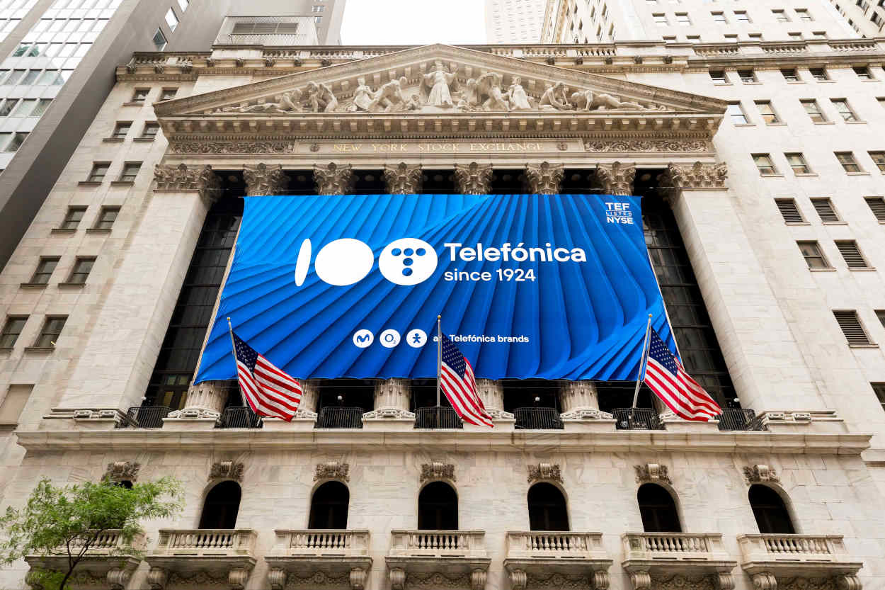 Cartel del Centenario de Telefónica en la fachada de la Bolsa de Nueva York. Fuente NYSE Cartel del Centenario de Telefónica en la fachada de la Bolsa de Nueva York. Fuente NYSE