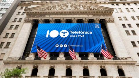 Cartel del Centenario de Telefónica en la fachada de la Bolsa de Nueva York. Fuente NYSE